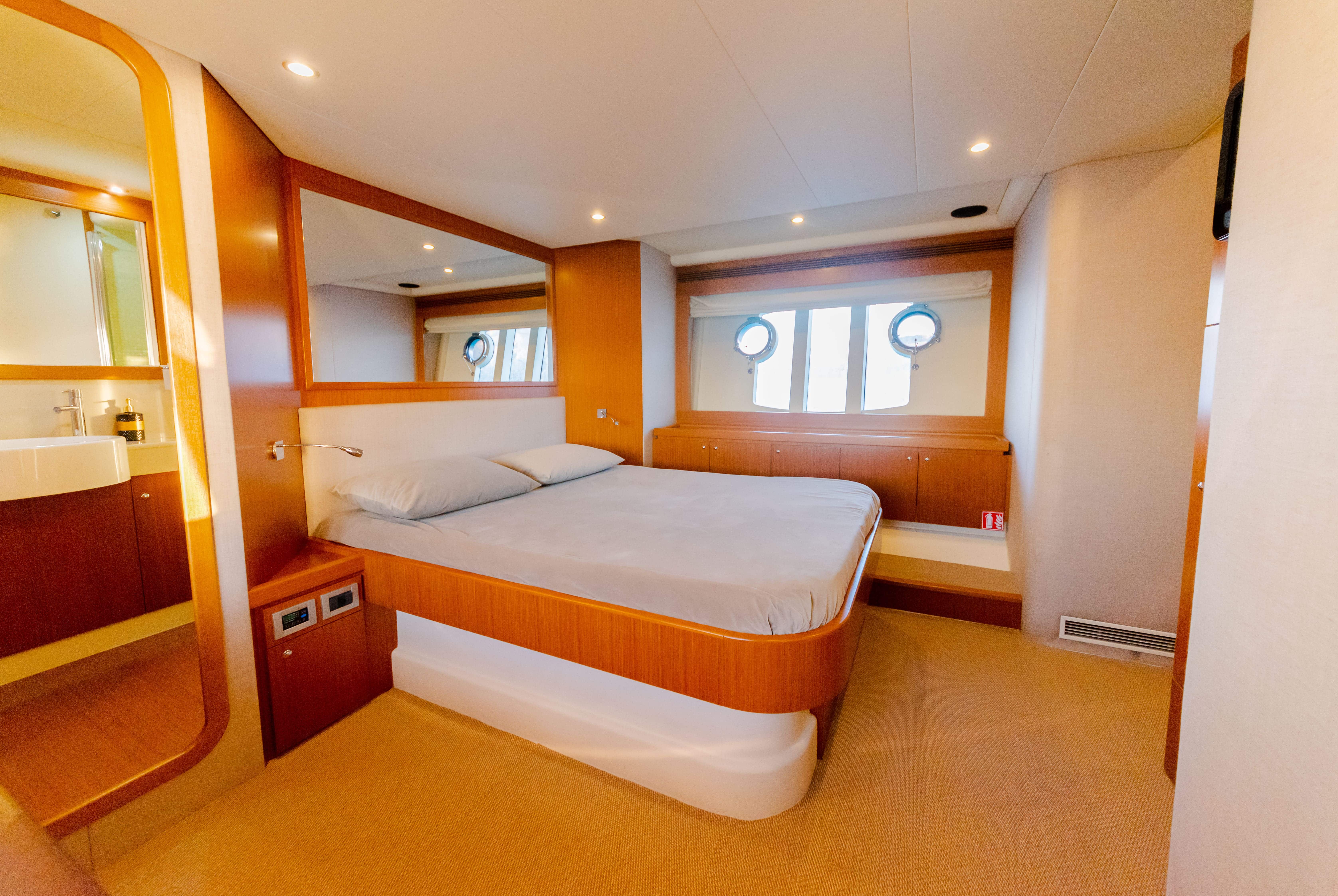 Ferretti 592