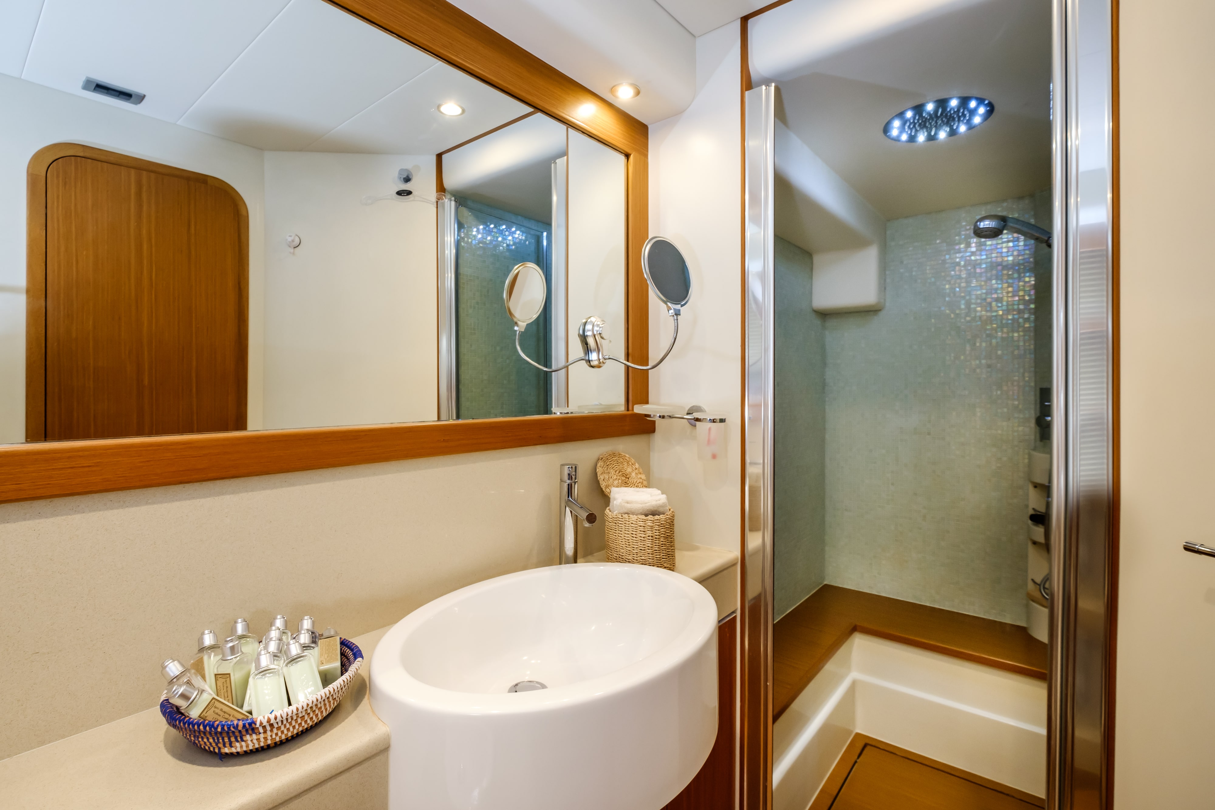 Ferretti 592