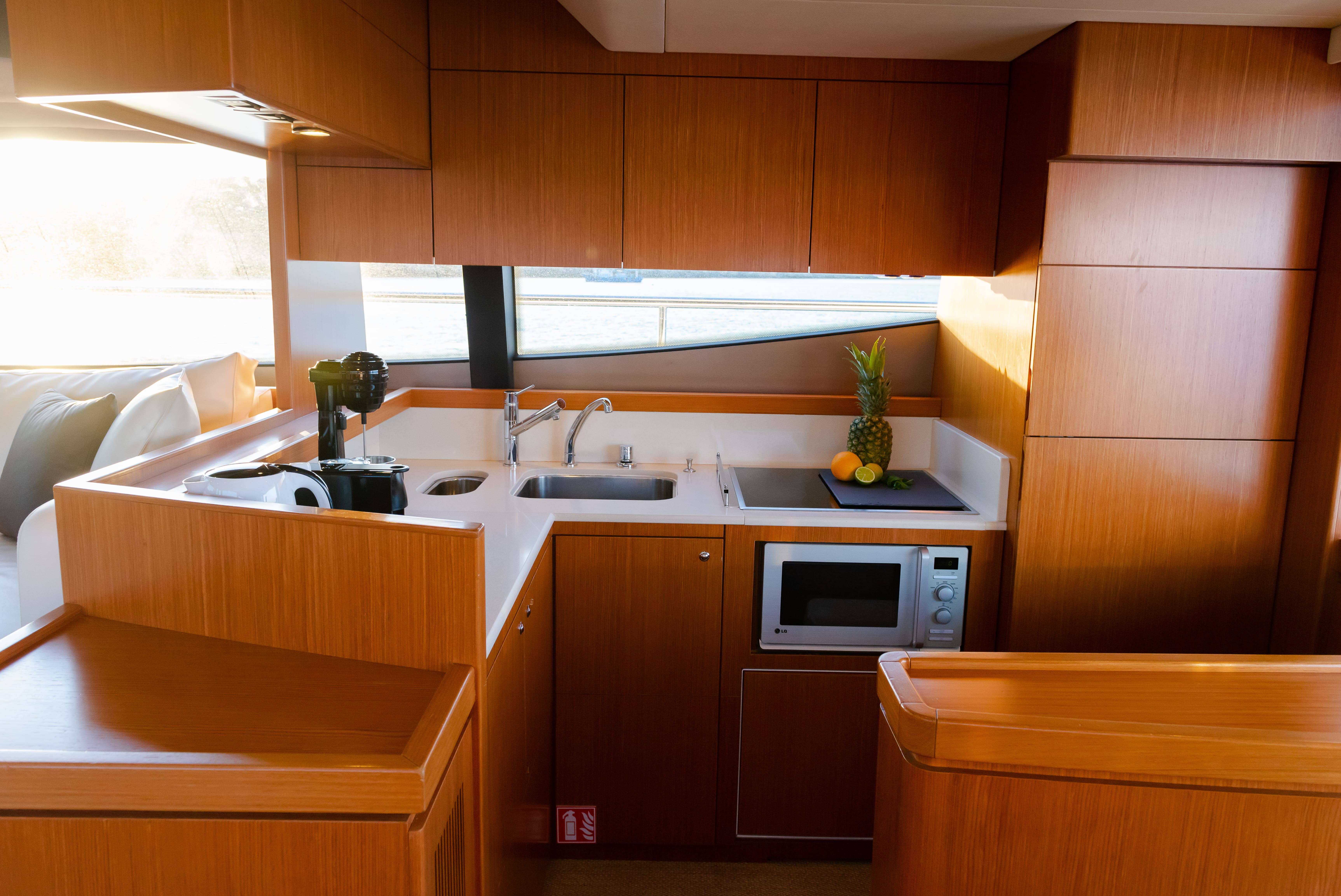 Ferretti 592