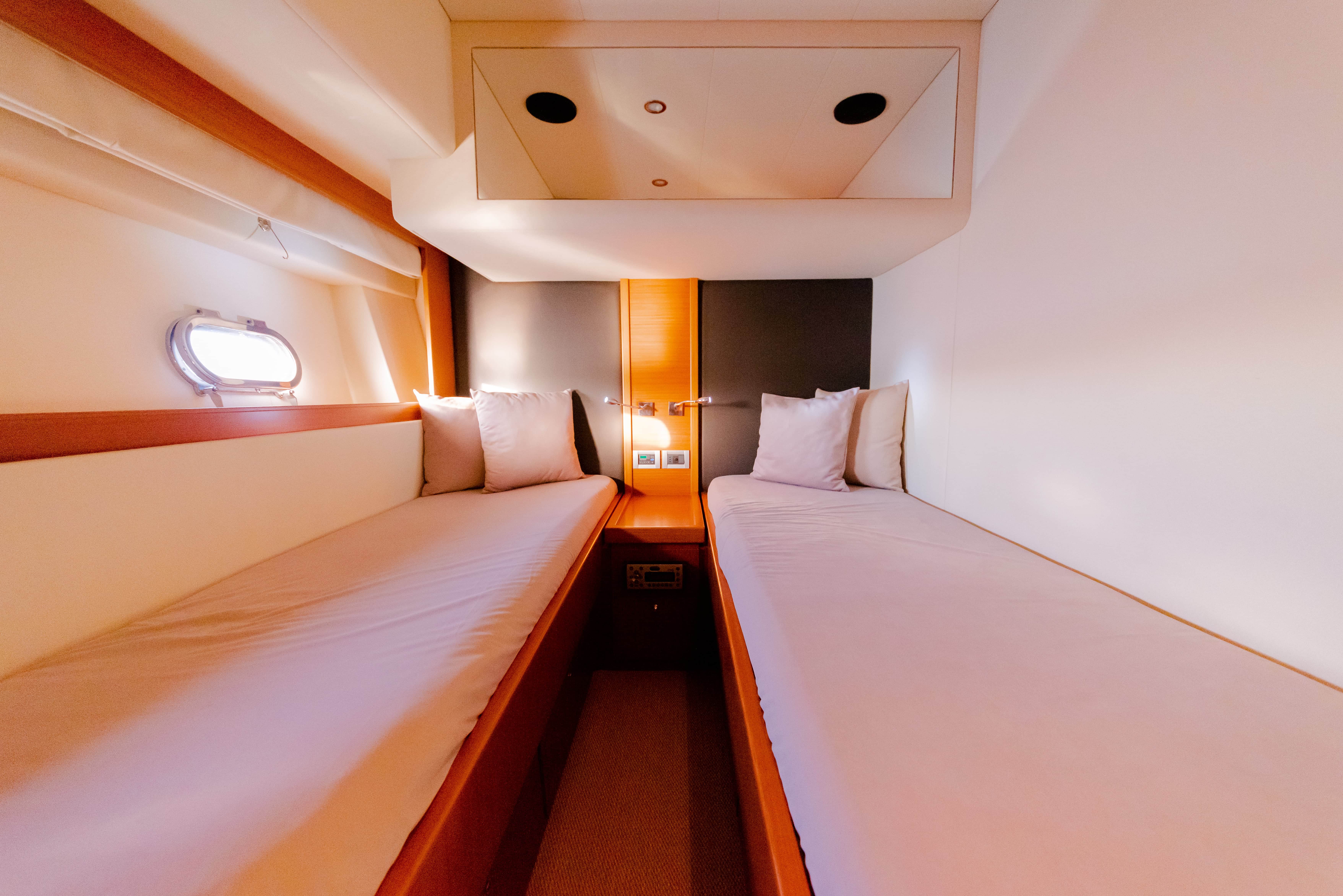 Ferretti 592