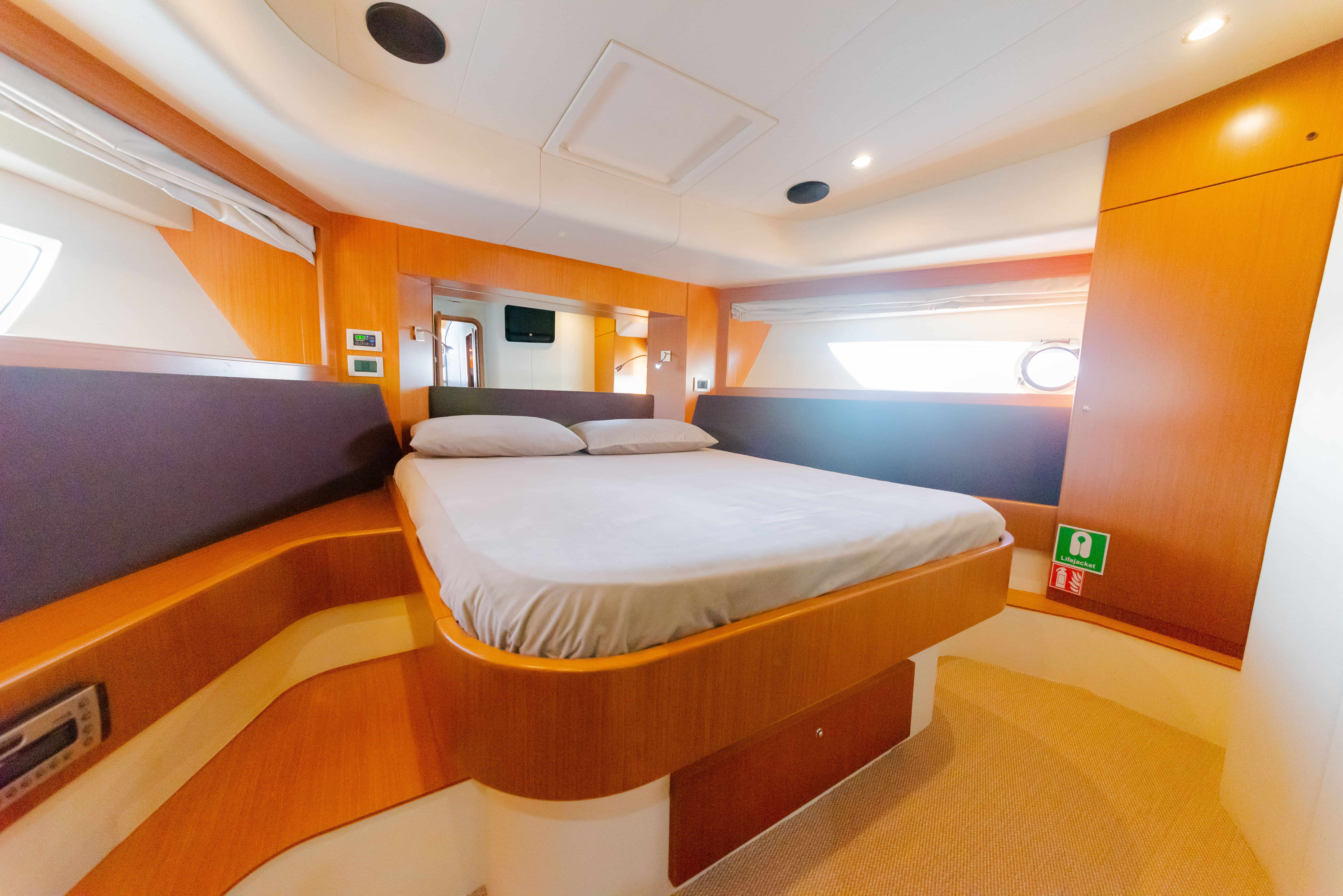 Ferretti 592